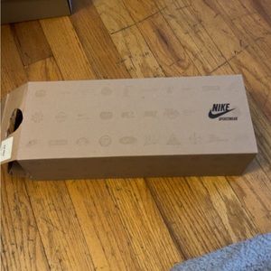 Like new worn once Nike woman’s flip flop size 8.